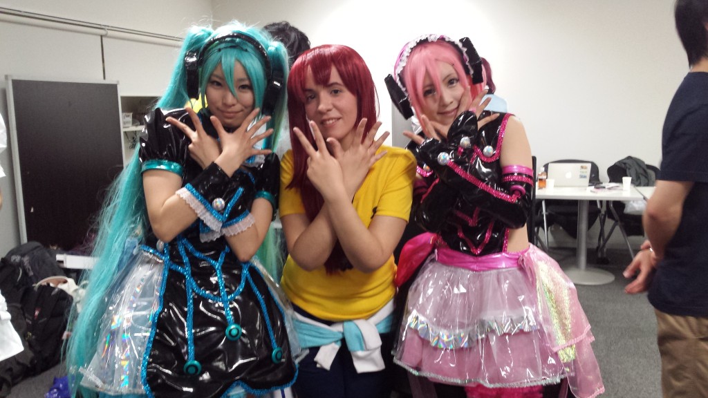 Aquí con las chicas de Re:DIVA 2.5 en una fiesta :3